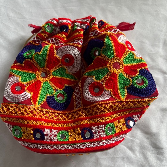 Embroidered potli bag - Picture 3 of 3